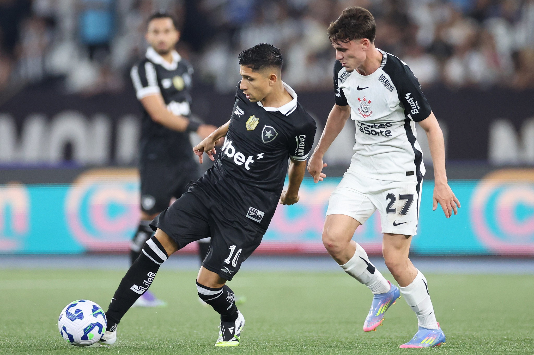 NETFLU's tweet card. Rival direto do Fluminense por vaga na fase de grupos da Libertadores, o Botafogo vai a campo hoje para enfrentar o Corinthians