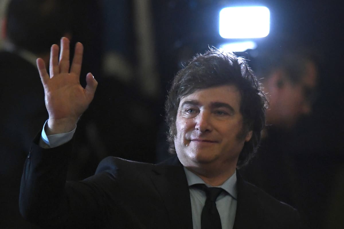 nahuelmaisley's tweet card. Gobernar por decreto es decidir sin deliberar con los demás y asumirse infalible; limitar el uso de los DNU a lo estrictamente necesario y urgente consolidaría el sistema político