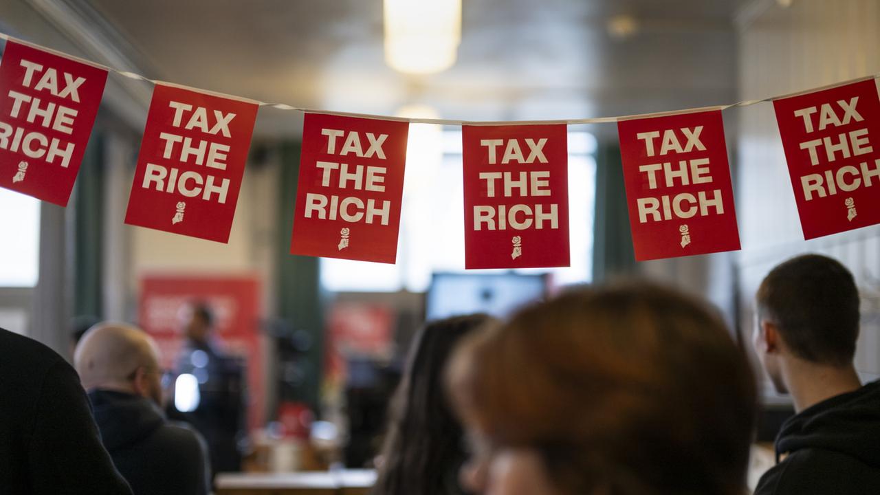 tagesschau's tweet card. Die Schweizer Jungsozialisten wollten Superreiche zur Kasse bitten und aus den Einnahmen Klimaschutzmaßnahmen finanzieren. Doch die Initiative fiel in der Volksabstimmung durch - ebenso das Vorhaben...