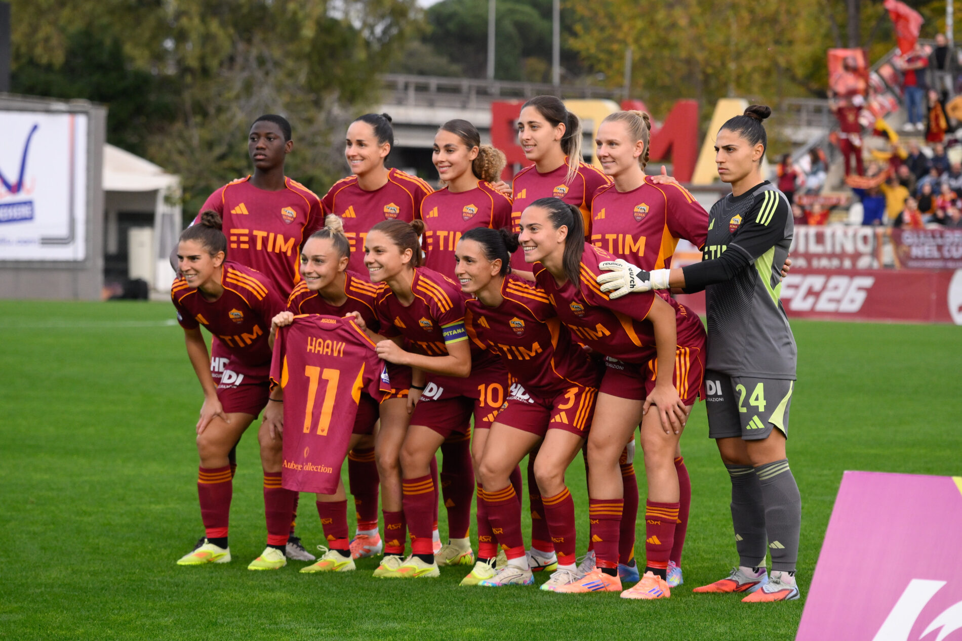 siamo_la_Roma's tweet card. La Roma di Rossettini batte 1-0 il Como e sale a 18 punti in classifica.
