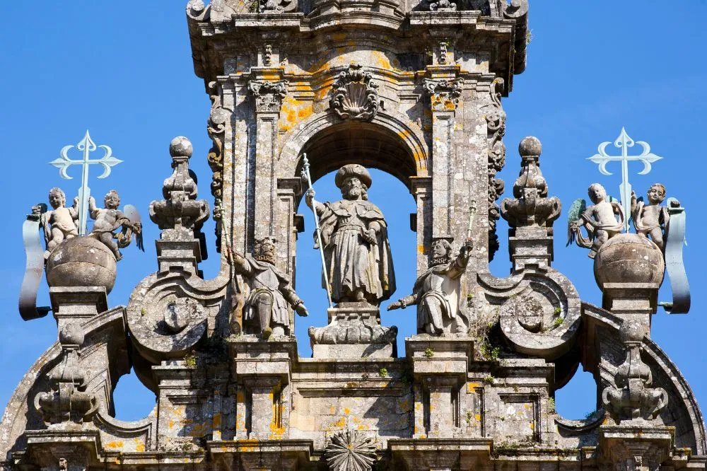 AlomarFrancesc's tweet card. Todo parece indicar la supuesta presencia de la tumba de Apóstol Santiago en Compostela no es más que una invención oportunista.