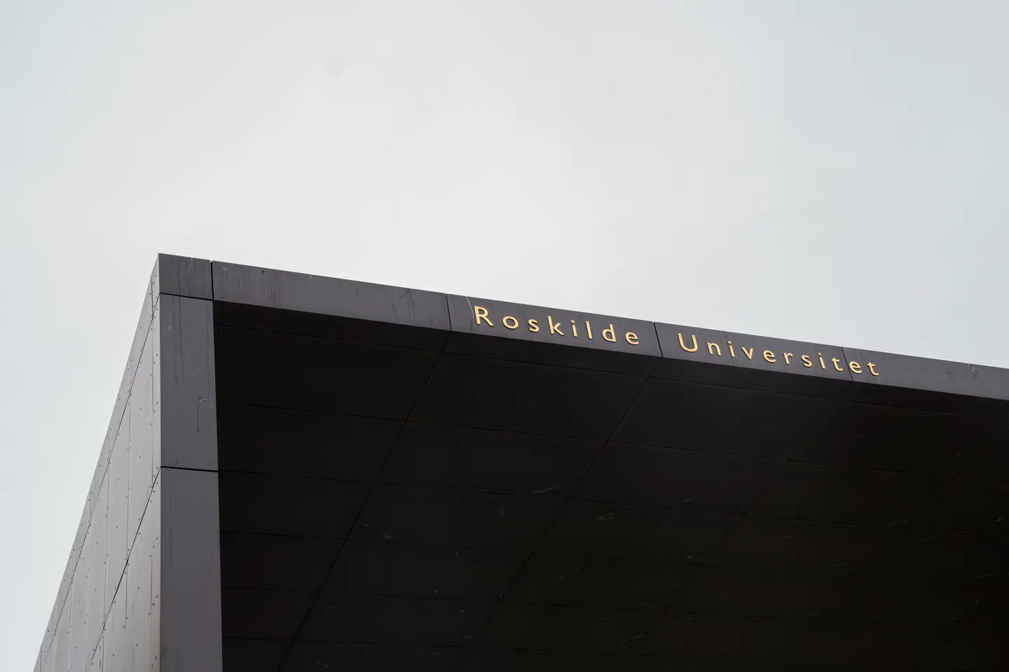 Winther12's tweet card. Roskilde Universitet reddede økonomien med studerende fra hovedsageligt Bangladesh – vel vidende, at det ville koste på fagligheden. Imens kvitterede den ansvarlige styrelse flere gange positivt for...