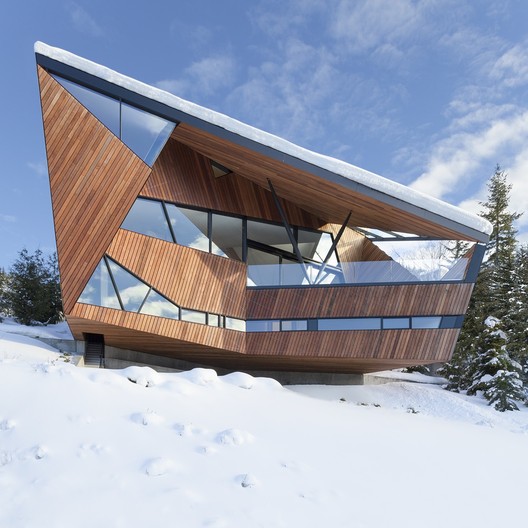 designlinkup_mh's tweet card. Built by Patkau Architects in Whistler, Canada with date 2013. Images by Patkau Architects. This snow country house is located on a northwest slope overlooking a panoramic view of Whistler valley in...