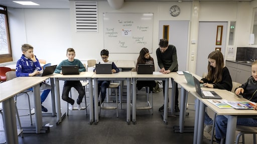 UWVnl's tweet card. Personeelstekorten blijven Nederlandse werkgevers parten spelen. Zes op de tien van de door UWV ondervraagde bedrijven zegt last te hebben van de krapte op de arbeidsmarkt. Iets minder dan de helft...