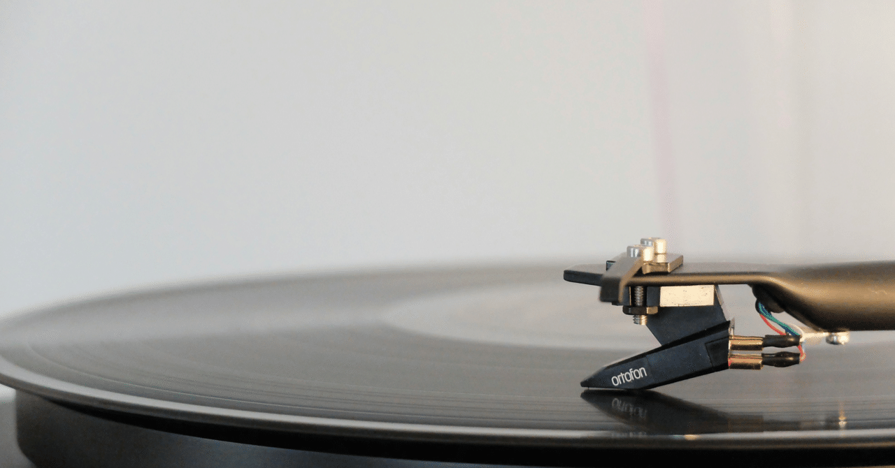 tasukum_books's tweet card. いつもありがとうございます、たすくです。 今週からは、生活の中のBozについて何か書けたらいいなと思います。 今年の夏からこぢんまりした木造りのバーに通うようになって、もう5ヶ月。 そこで私は、ひとつ小さな“居場所”を手に入れた気持ちになりました。 今日はそんな話。 こじんまりした空間で見つけた、私だけの楽しみ 通っているバーは、暗めの照明に木のカウンターが映える落ち着いた店。 座席は7〜8...