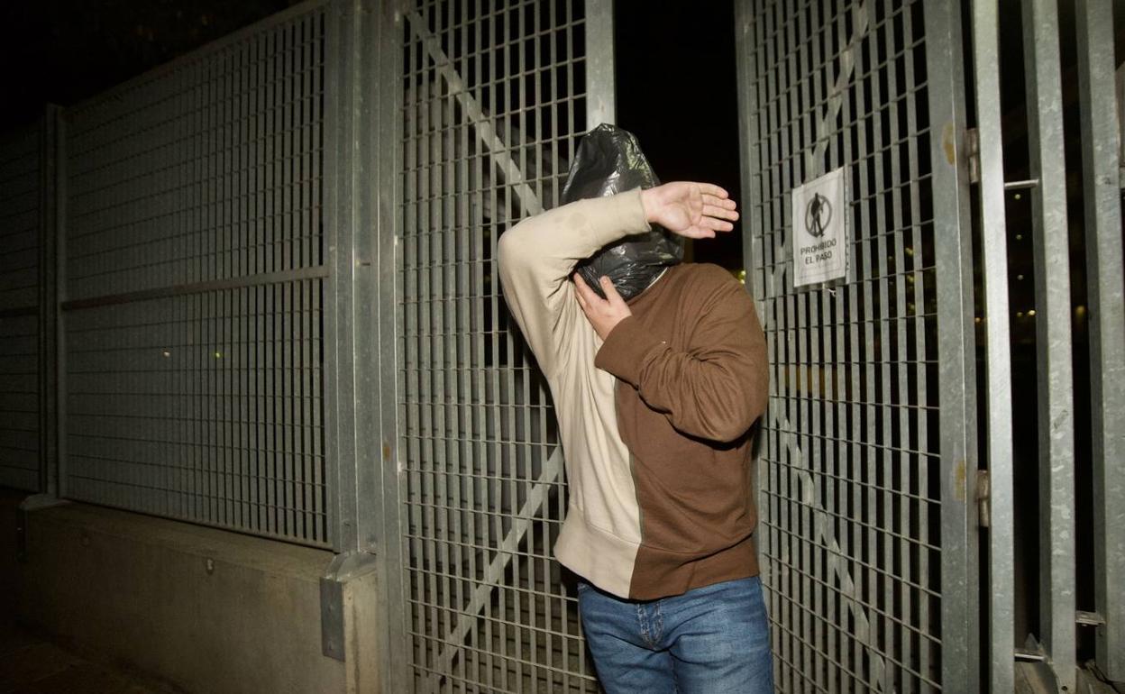 laverdad_es's tweet card. La Policía accede a los vídeos de la supuesta violación grupal a una chica en un chalé de Molina y sostiene que prueban un ataque «especialmente vejatorio»