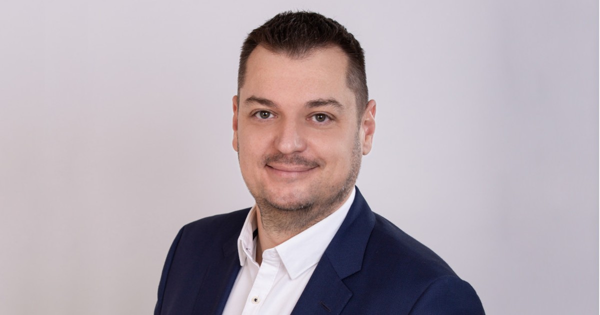 blikkhu's tweet card. Az IVSZ - Digitális Vállalkozások Szövetsége 2025-ben is átadta az egykori elnökéről, Gyurós Tiborról elnevezett díjat. Az idei díjazott Egerszegi Krisztián, a MiniCRM igazgatósági tagja, korábbi...