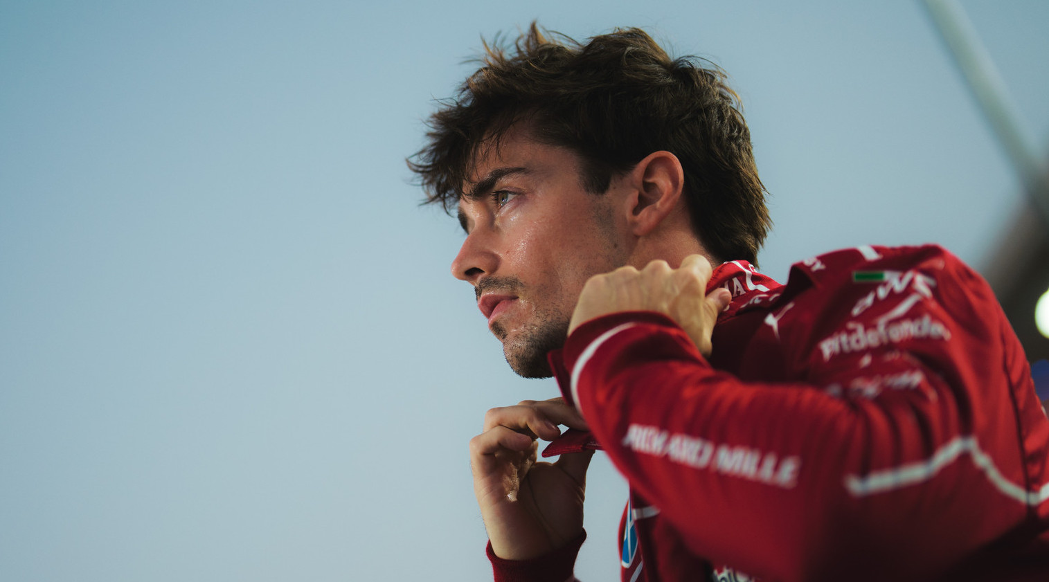 Formule1's tweet card. Charles Leclerc kijkt terug op een teleurstellende kwalificatie in Qatar. De Monegask wist, in tegenstelling tot teamgenoot Lewis Hamilton, door te stoten