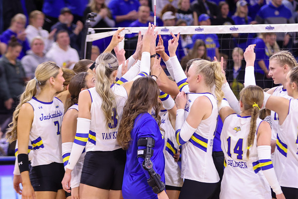 sampsonsnapshot's tweet card. South Dakota State Jackrabbits against the St. Thomas Tommies on November 25 at First Bank and Trust Arena for the Summit League Volleyball Championships in Brookings, South Dakota.