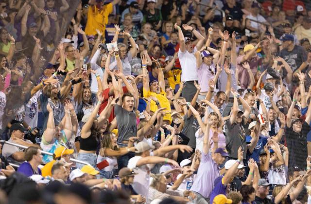 PasStarNews's tweet card. Researchers say the heartbeats and brain waves of people engaged in an exciting group activity sync up.