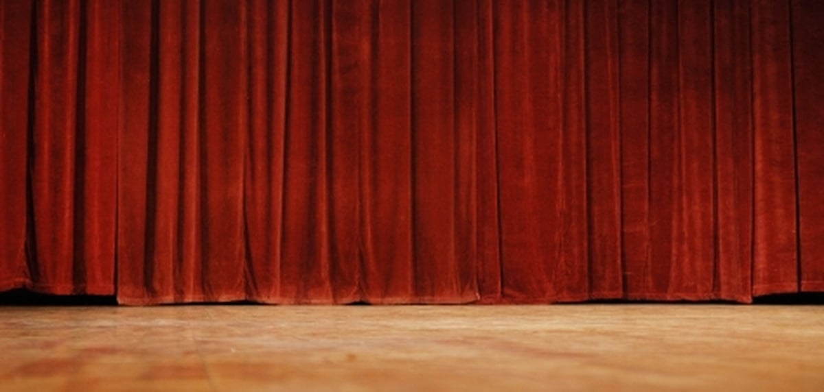 fidleir's tweet card. In days gone by, travelling theatres moved all around Ireland entertaining locals - this documentary meets with some of the people that made their living on the move (Broadcast 1989)