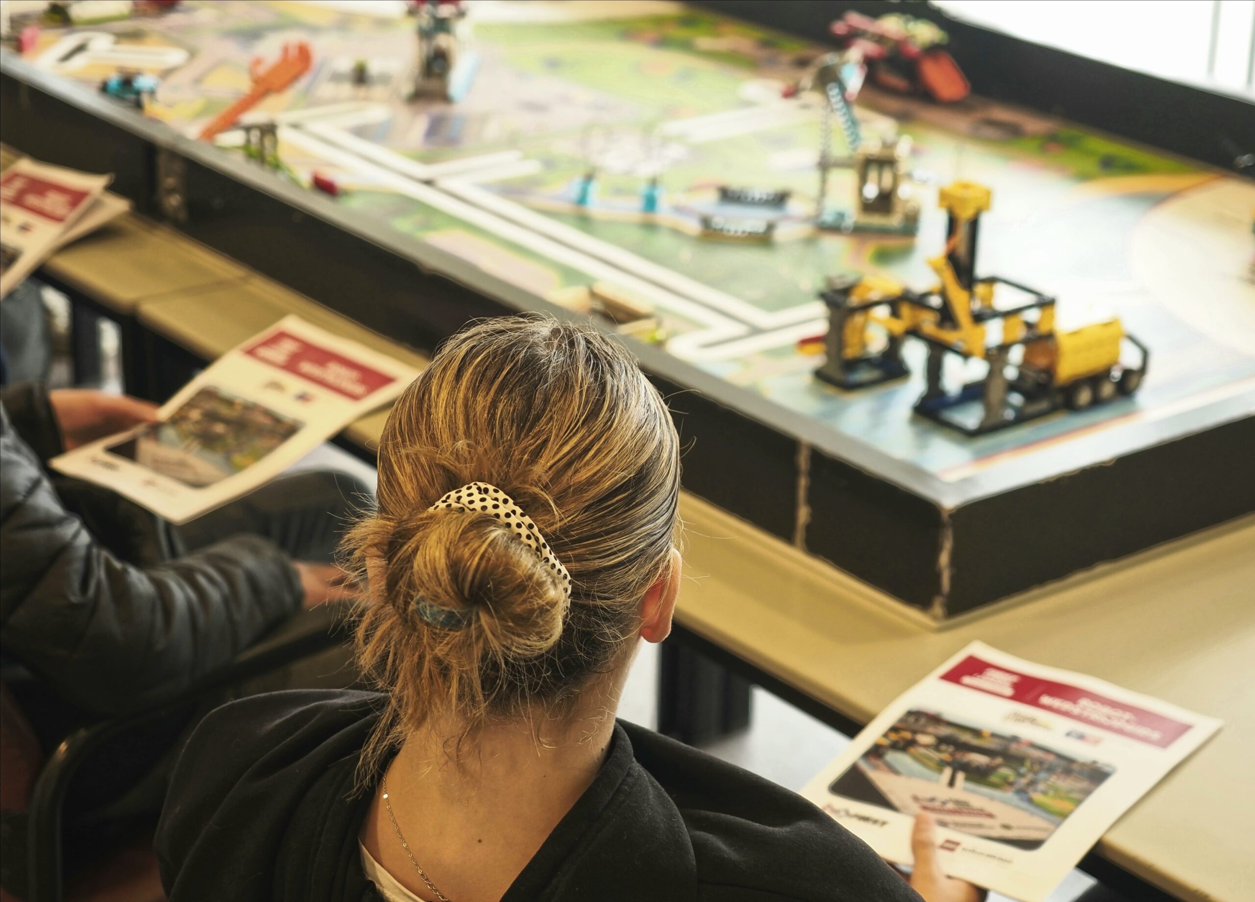 Jet_Net's tweet card. Op 14 oktober jl. bezochten honderd leerlingen van verschillende VO-scholen uit de regio’s Stad Groningen en Eemsdelta de kick-off van de FIRST LEGO League. Ze kwamen met hun teamcoaches, laptops en...