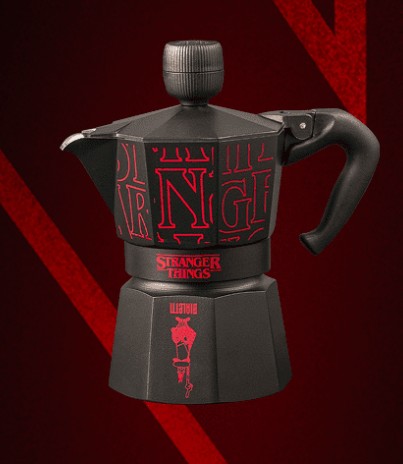 KCDC_official's tweet card. Stranger Things per Bialetti: una collezione in edizione limitata ovvero una capsule collection dedicata al mondo del Sottosopra.