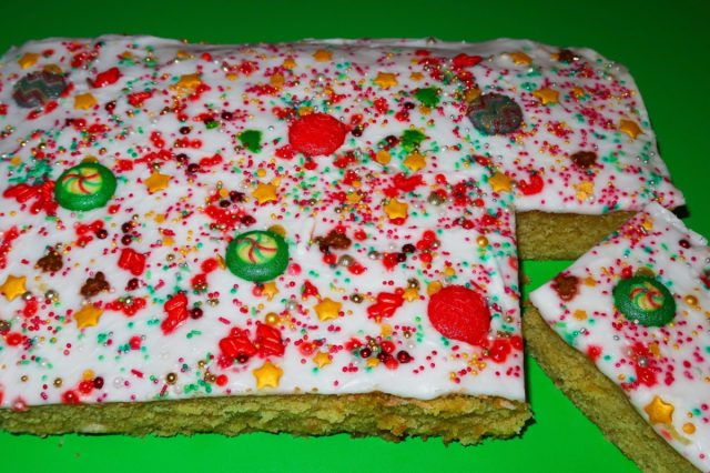 elledevesonx's tweet card. Hello lovelies, I’ve done a regular school cake, I’ve done a Halloween school cake, it’s only right a share a Christmas one. Ive definitely jumped on the ‘school cake’ obsession and you know what? …