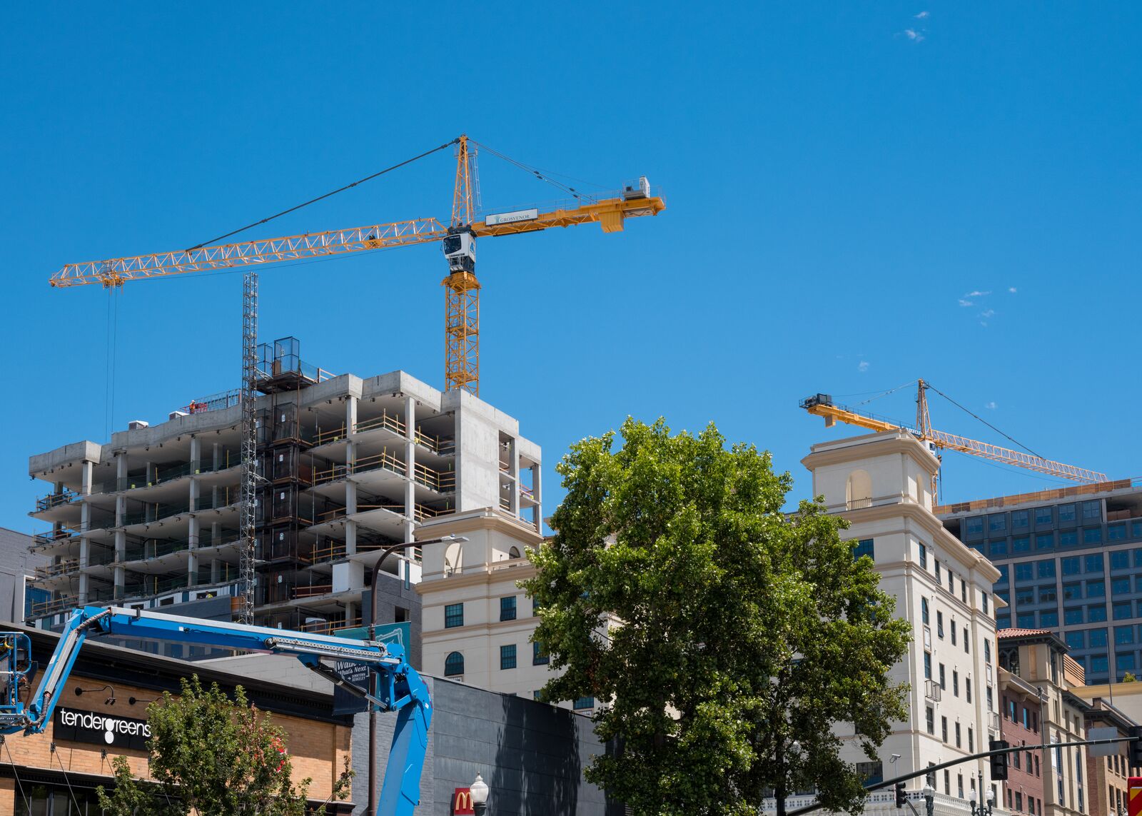 berkeleyside's tweet card. Berkeley approved nearly 900 new homes in 2022, in what Mayor Jesse Arreguín is calling "the biggest boom we’ve seen since the '60s."