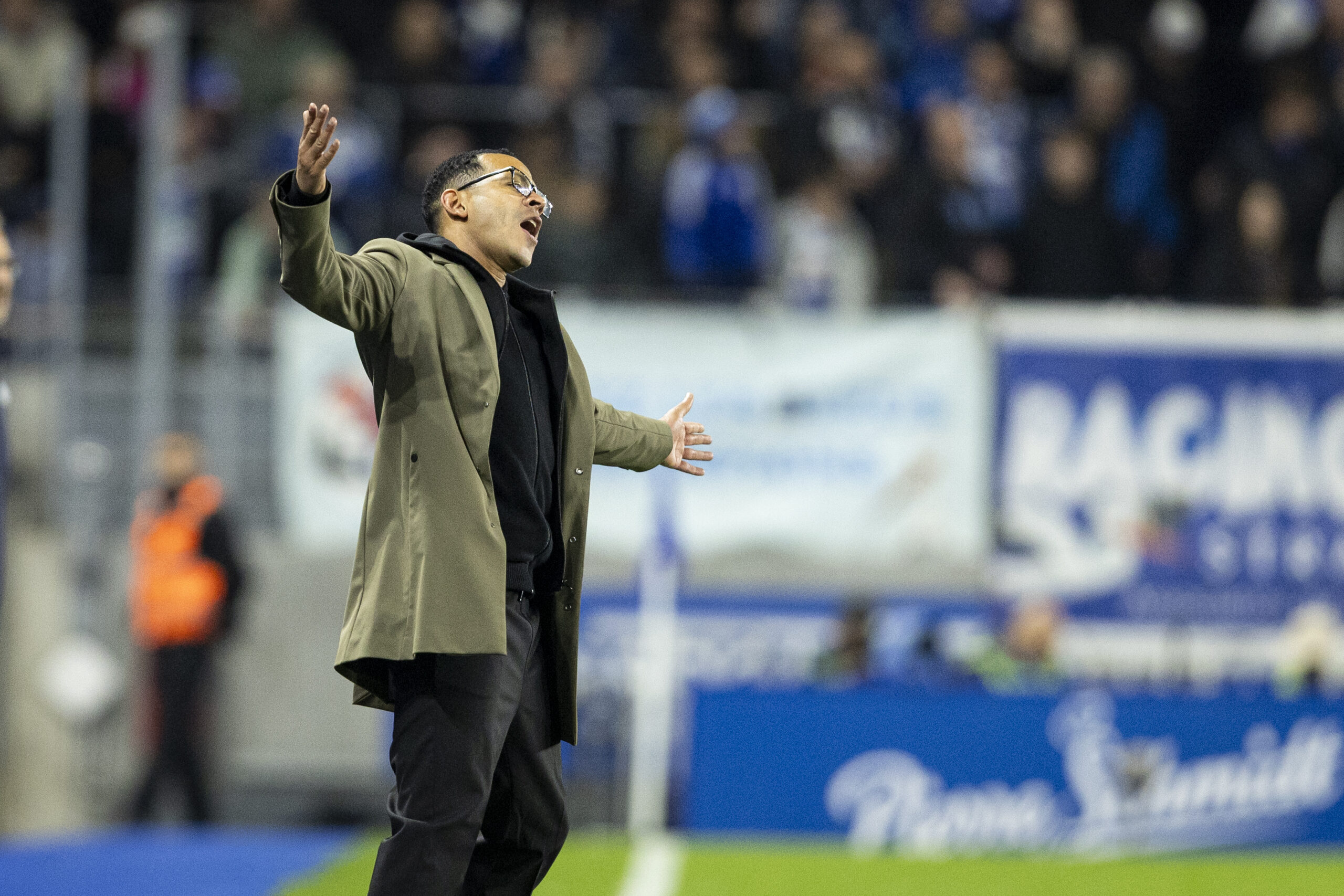 Direct__Racing's tweet card. La déception était palpable chez Liam Rosenior après la défaite du Racing Club de Strasbourg à domicile face à Brest