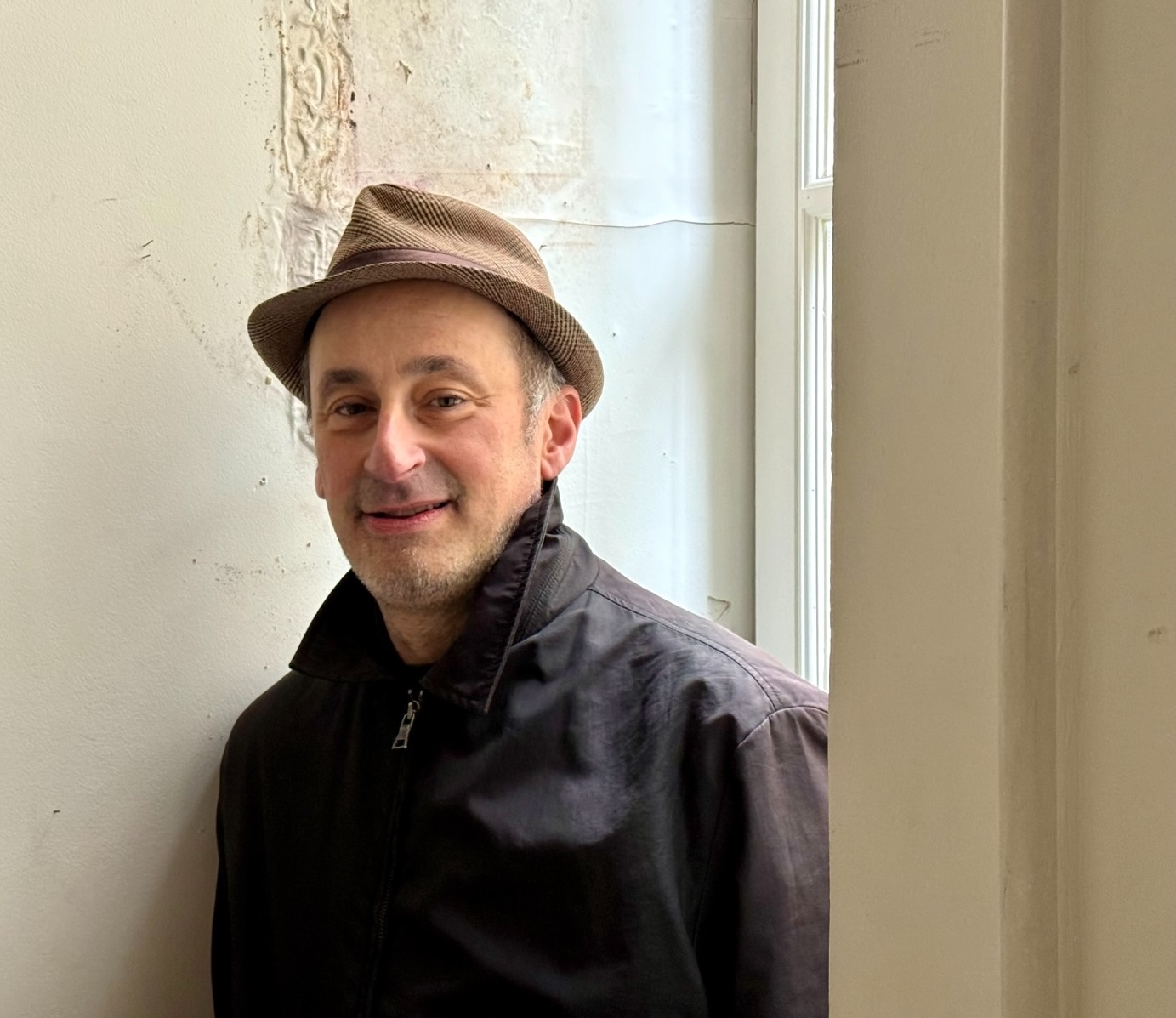 VendrediLecture's tweet card. Demain, un nouveau partenaire vous présente le premier titre de son catalogue. À cette occasion, nous avons interrogé l'auteur ! En avant pour l'interview