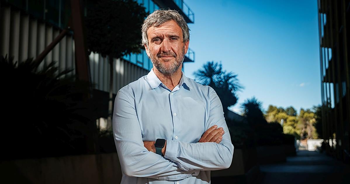 abc_es's tweet card. Después de tres años de trabajo y más de cien entrevistas, publica 'Periodistas en tiempos de oscuridad', un compendio de todo lo que puede decirse hoy de una profesión que, insiste, es vital para la...