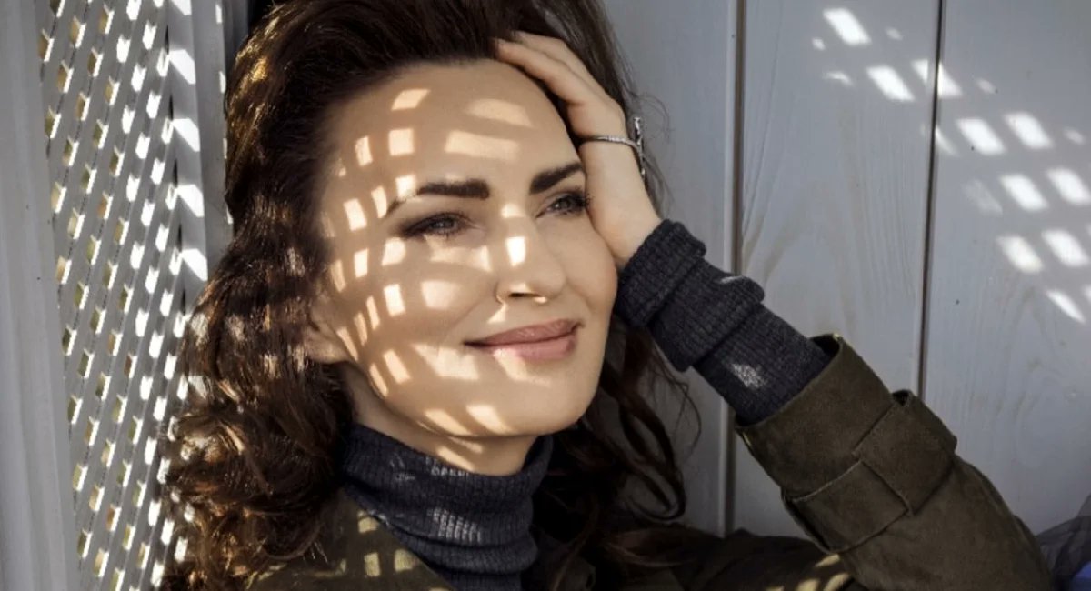 GlampressPL's tweet card. Śmierć Agnieszki Maciąg wstrząsnęła całą Polską. Miała zaledwie 56 lat. Była modelka, publicystka i ostatnio blogerka była piękną, pełną dobra kobietą.