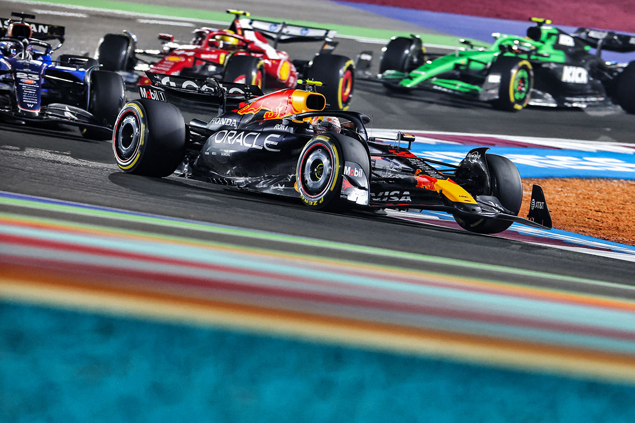 AUTOSPORT_web's tweet card. 　現地時間11月30日、2025年F1第23戦カタールGPの決勝がルサイル・インターナショナル・サーキットで行われ、マックス・フェルスタッペン（レッドブル）が優