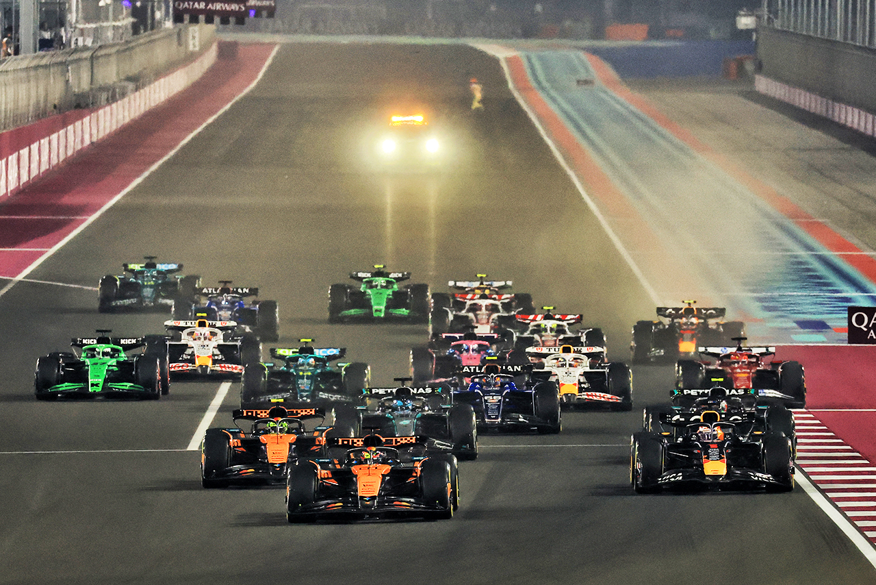 AUTOSPORT_web's tweet card. 　現地時間11月30日、2025年F1第23戦カタールGPの決勝レースが行われ、マックス・フェルスタッペン（レッドブル）が今季7勝目／自身通算70勝目を飾った。