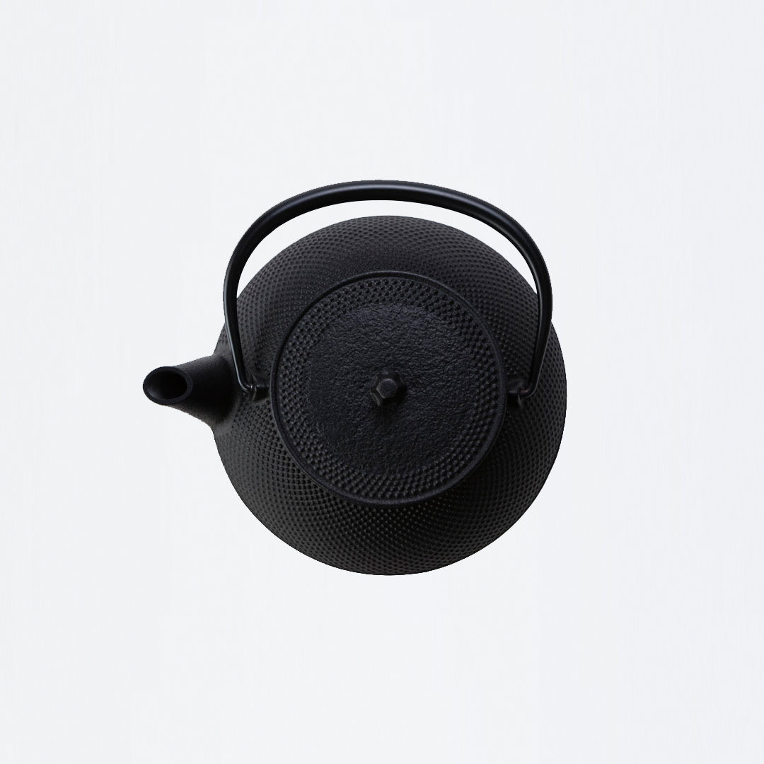 forum_store's tweet card. 鉄瓶と急須の要素両方を持ち合わせてた「鉄瓶兼用急須5型アレラ」 容量が650ml(満水)と少なく、重量も軽い為老若男女問わず安心してご利用頂けるのが特徴です。 小さいといっても650mlの容量があるので白湯専用で使うもよし、急須としてもよし、多様な使い方が可能です。IHにも対応しています。ツル(持ち手)は、倒すことができます。 手軽に鉄分補給もできますし、日々の暮らしにゆったり鉄瓶タイムを。...