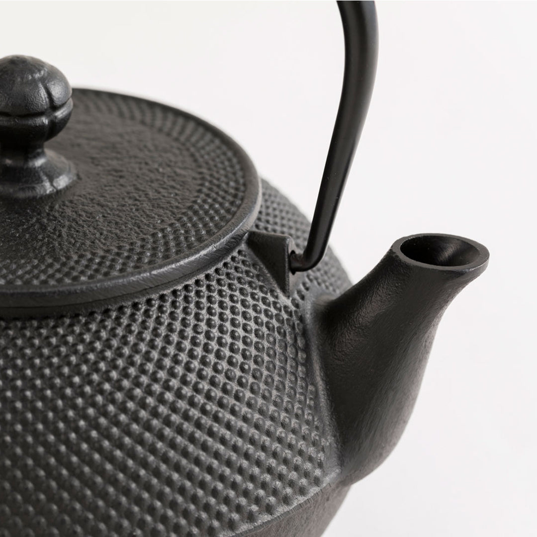 forum_store's tweet card. 代表的なあられ模様で取手が倒れる鉄瓶です。少量の湯沸しに便利なサイズです。IHにも対応しています。手軽に鉄分補給もできますし、日々の暮らしにゆったり鉄瓶タイムを。 サイズ 17.5×15×H17㎝(ツル含む）熱源 ガス・直火・IH等使用可重量 約1.8kｇ容量 900ｍｌ（満水）材質 鋳鉄（外面：黒焼付加工）（内面：釜焼加工）取手：鋳造鉄（塗装有り） ▶︎使い始め方や、錆びてしまった時の対処...