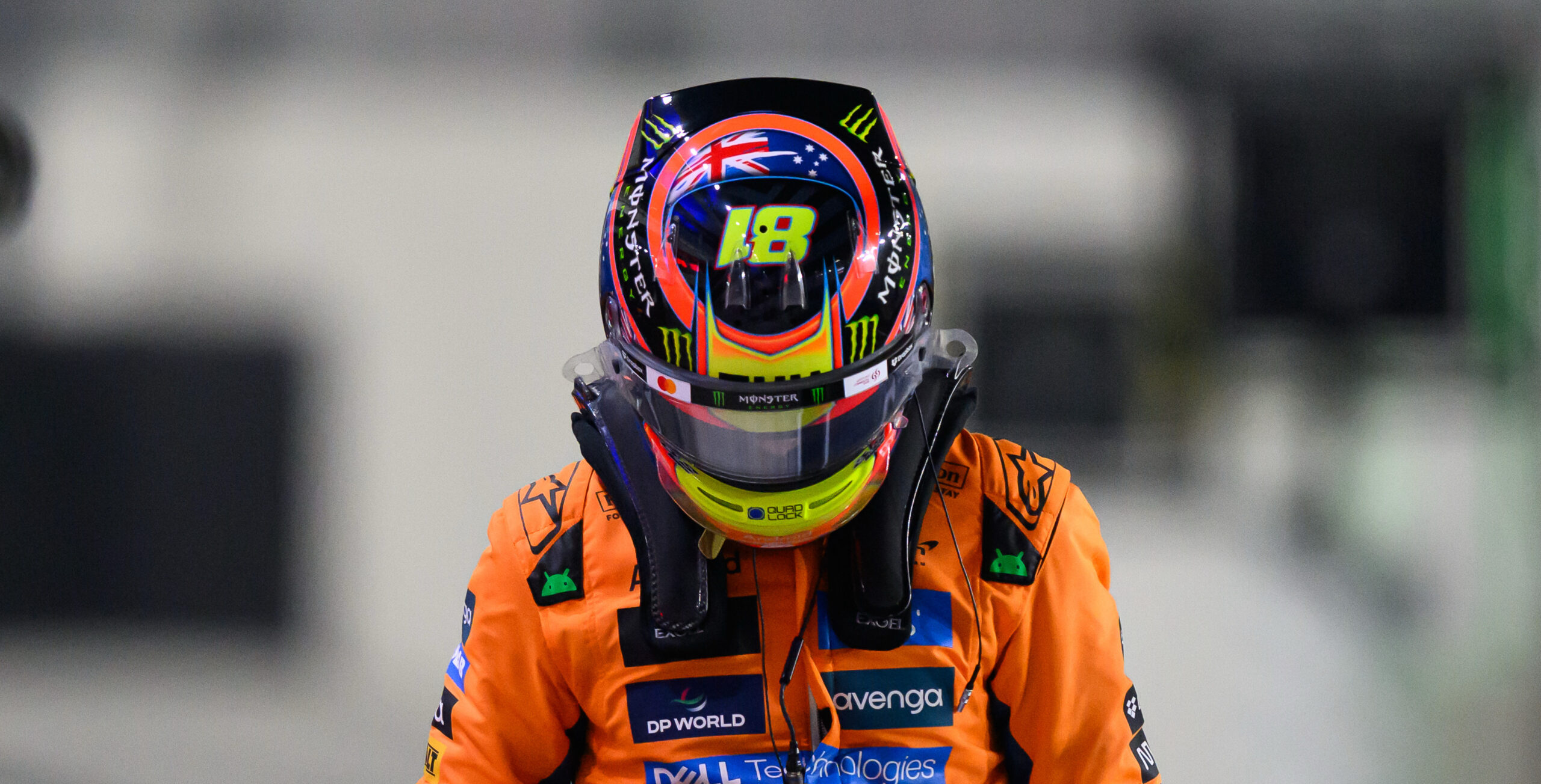 Formule1's tweet card. Oscar Piastri vertrok vanaf poleposition, maar door een strategische blunder van McLaren verloor hij de leiding aan Max Verstappen.