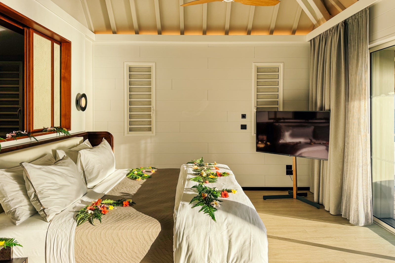 NeigCrypto's tweet card. Unlock unforgettable getaways now – incredible hotel deals are vanishing fast!