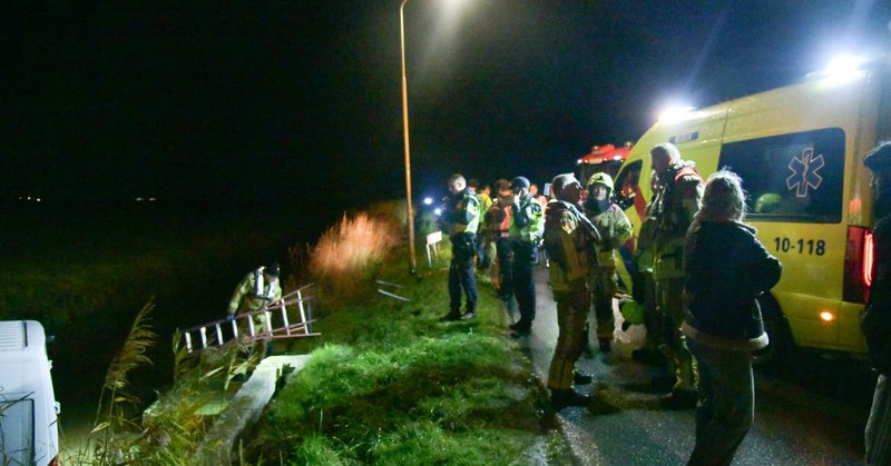 Hulpdiensten rukken uit voor te water geraakte bestelbus