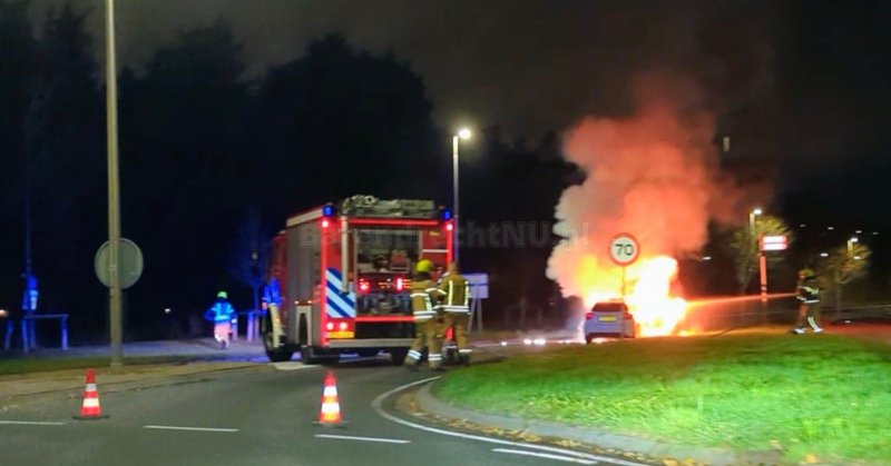 Vlammen slaan onder motorkap van auto vandaan op de Boezemweg