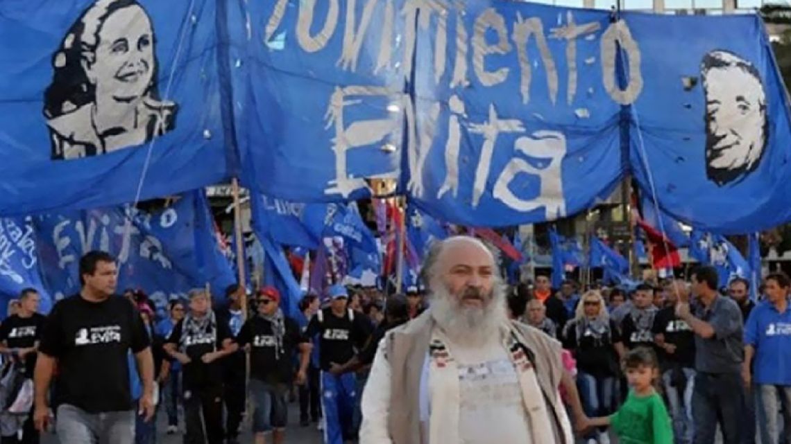 JonathanThea's tweet card. “Con listas llenas de artistas y ex peronistas, el único activo que tuvo la campaña de LLA fue la figura de Milei, transformando una campaña nacional en plebiscito de gobierno”, dice el autor. ¿Y qué...