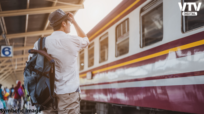 VtvGujarati's tweet card. સ્લીપર ક્લાસમાં 1 જાન્યુઆરી 2026થી રેલવે માત્ર ₹20માં ચાદર અને ₹30માં તકિયા ઉપલબ્ધ કરાવશે. સંપૂર્ણ સેટ ₹50માં મળશે. શરૂઆતમાં આ વ્યવસ્થા માત્ર 10 ટ્રેનોમાં લાગુ થશે. આ પગલું સ્લીપર મુસાફરો માટે...