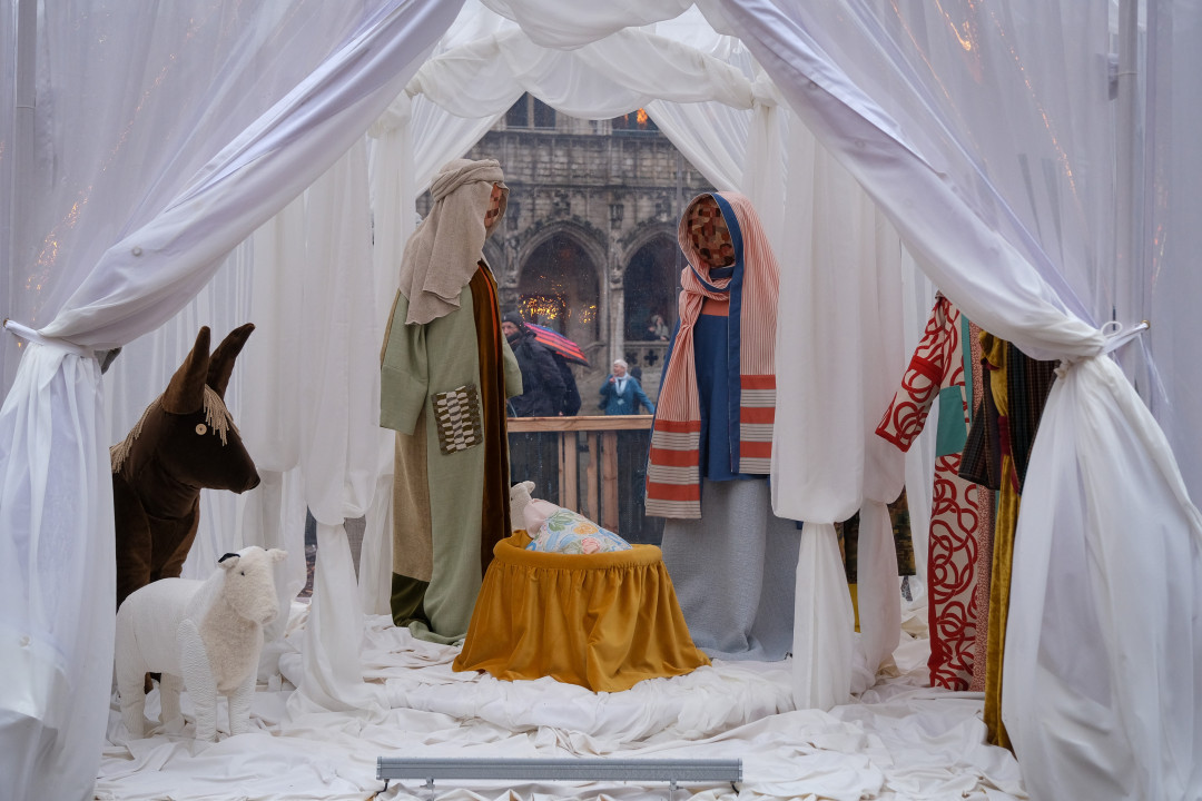 GieGoris's tweet card. Deken Benoît Lobet was nauw betrokken bij de keuze voor de kerststal op de Grote Markt. De opstelling is voor iedereen herkenbaar, stelt hij.