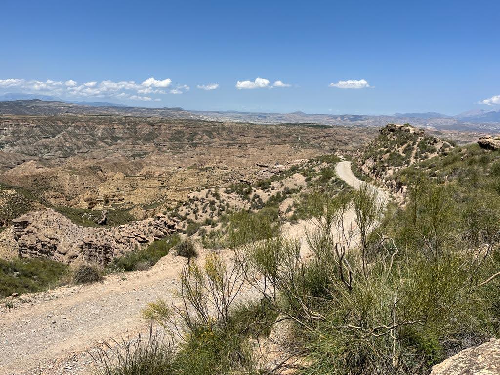 posetavalise's tweet card. On vous donne les étapes clés de notre inoubliable road trip en Andalousie en famille. Au programme : passer de la ville à l’océan, du désert à la côte méditerranéenne, de petits villages blancs...