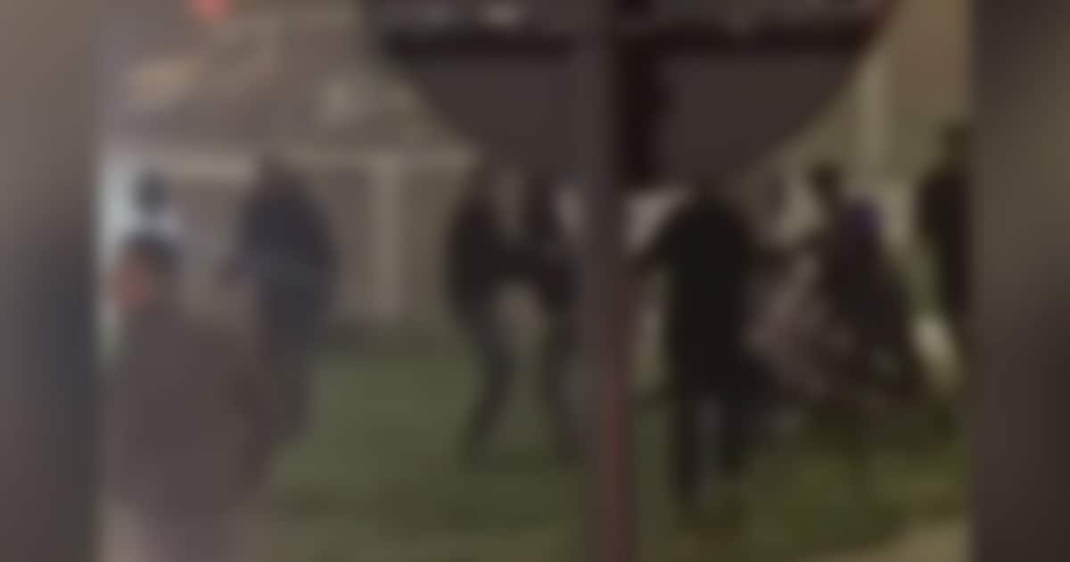 ChristopherLiec's tweet card. In het Limburgse Houthalen-Helchteren, ter hoogte van de McDonald’s, is er zaterdagavond een vechtpartij gebeurd. Op videobeelden is te zien hoe meerdere personen slaags raken met elkaar.