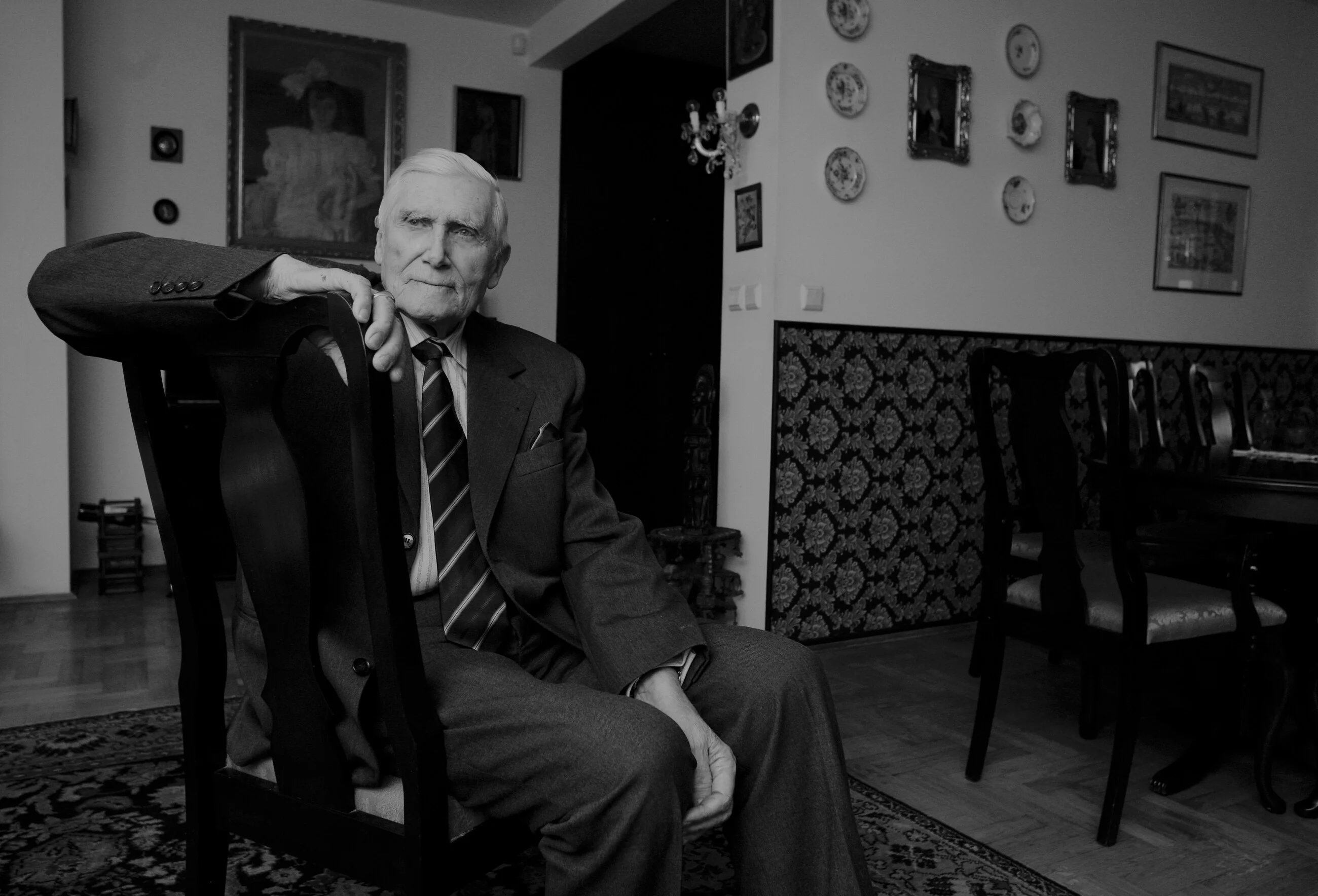 JMiziolek's tweet card. W wieku 99 lat zmarł prof. Witold Kieżun „Wypad”, bohater Powstania Warszawskiego, żołnierz Armii Krajowej, więzień łagrów, ekonomista i kombatant.