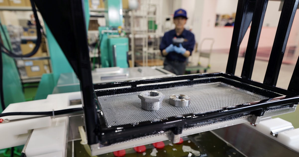 tottarokai's tweet card. 国内雇用の7割を抱える中小企業の経営環境が一段と悪化している。関税や金利上昇、人手不足で倒産件数が増加するなか、金型保管に象徴される大企業との不公正な商慣習も残る。大企業と中小企業がもたれ合う悪癖を脱することが、日本経済の再成長につながる。トヨタ自動車が繰り返し値上げ要請に応じるホイール製造のレイズ（大阪府東大阪市）。耐久性など技術に定評があり、世界最大級のカスタムカーの祭典として25万人強が