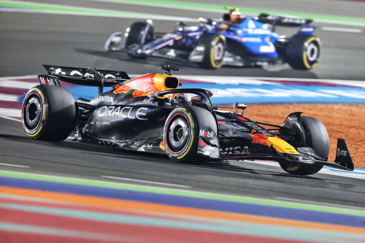 AUTOSPORT_web's tweet card. 　現地時間2025年11月30日（日）、F1第23戦カタールGPの決勝が行われ、マックス・フェルスタッペン（レッドブル）が優勝した。2位はオスカー・ピアストリ（