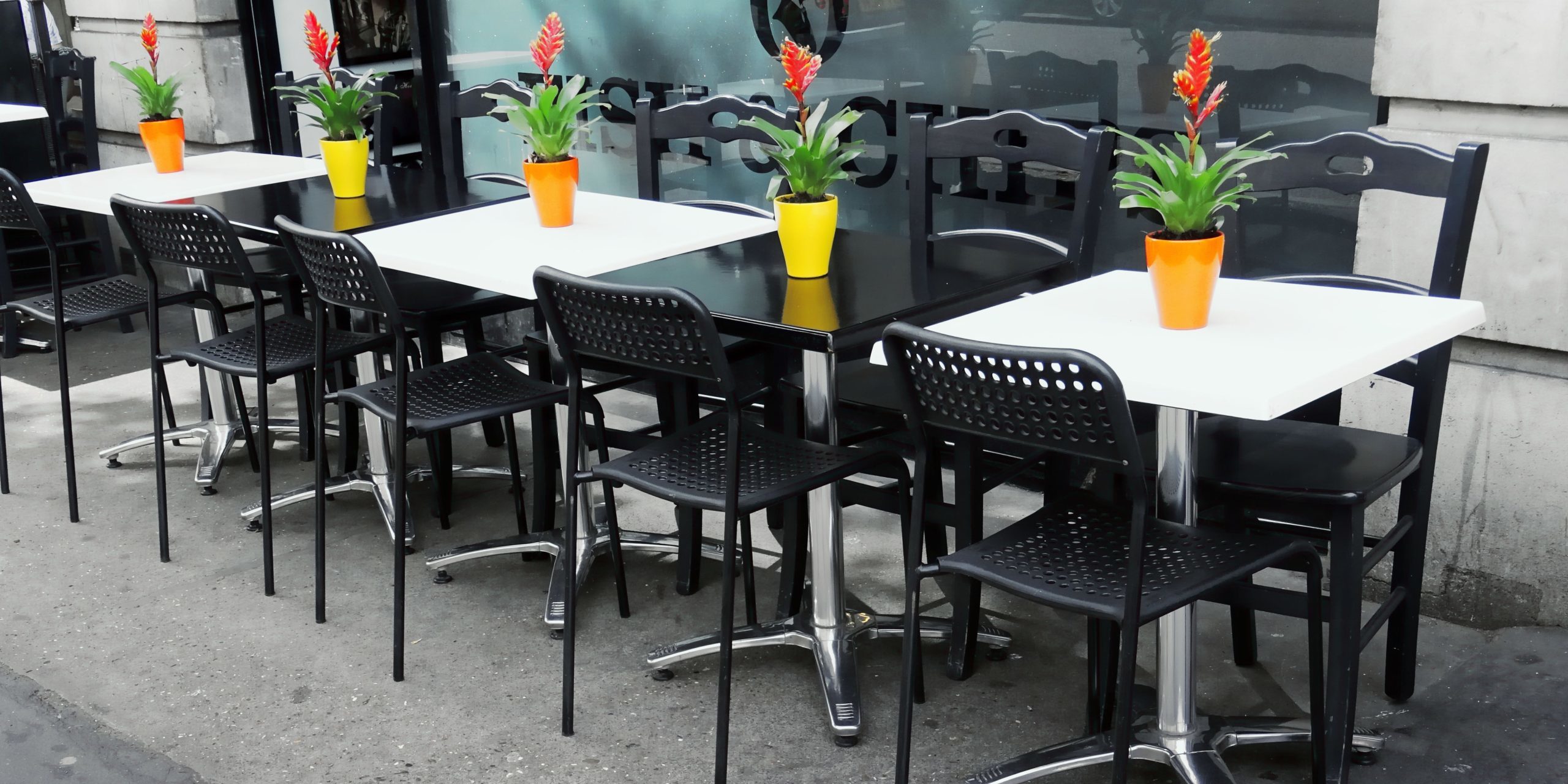 ManhattanDigest's tweet card. Outdoor dining in New York City isn't as bad as some may think. Here are 5 reasons why it's worth doing so while we wait to go back indoors.