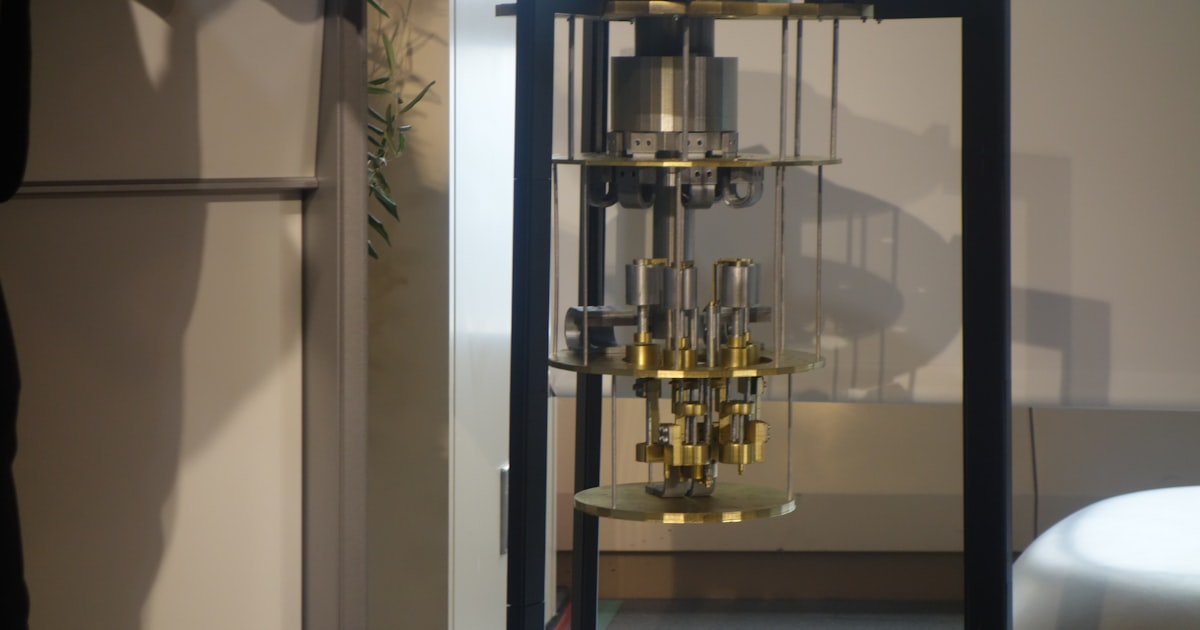 MisaoSawa's tweet card. 様々な方式が開発を競う量子コンピューターの中で「半導体方式」と呼ばれるマシンがにわかに存在感を高めている。シリコン半導体と共通する技術で量子ビットを形成でき、制御回路を含めたワンチップ化も視野に入る。超電導方式のような大型の冷却装置が不要で、製造コストも抑えられる。量子コンピューター関連事業を手がけるblueqat（ブルーキャット、東京・渋谷）が2026年の商用機投入を計画するなど、国内勢の動き