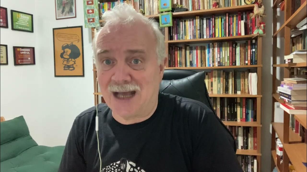 BlogdoMiro's tweet card. Acuada, Júlia Zanatta posa em trono com fuzis