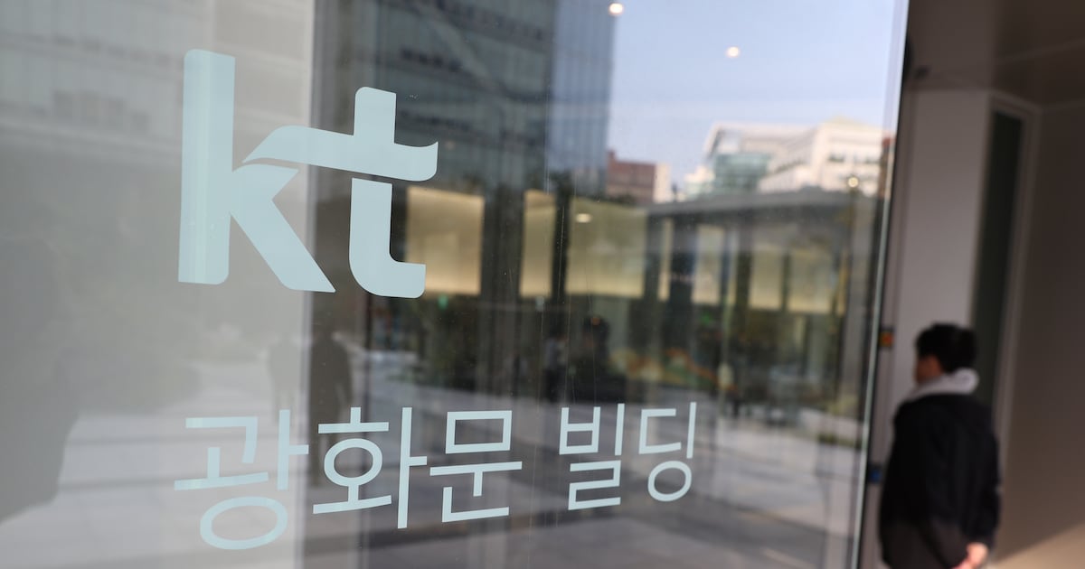 compu4n6's tweet card. Exclusive: KTs 134 Billion Won Bonuses Contrast Subsidiaries Minimal Pay Subsidiaries handling femtocell recovery receive 10,000 won per unit, 0.06% of KTs 134 billion won employee bonuses