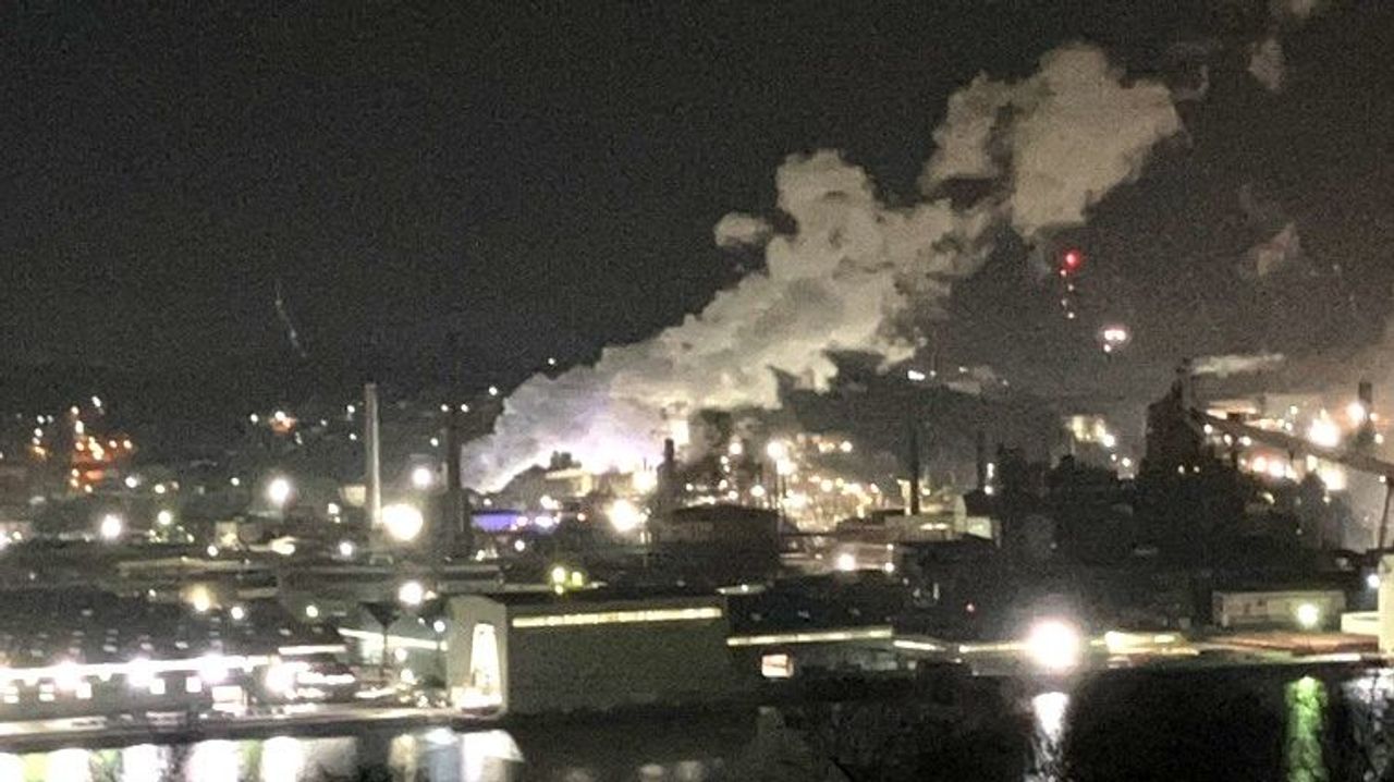 YahooNewsTopics's tweet card. 北海道室蘭市にある日本製鉄北日本製鉄所室蘭地区で12月1日、火災が発生しました。