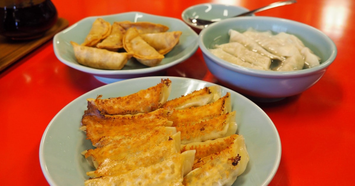 nikkei's tweet card. 総務省が7日発表した2019年の家計調査で、宇都宮市のギョーザの1世帯当たりの購入額が浜松市を抑えて2年ぶりに日本一となったことがわかった。浜松市は16年まで3年連続トップだったが、17年に宇都宮市が奪還。18年に浜松市が返り咲き、両市で長年にわたって首位争いを繰り広げている。家計調査によると、県庁所在地と政令市のギョーザの1世帯（2人以上）あたりの購入額は、宇都宮市が4359円、浜松市が35