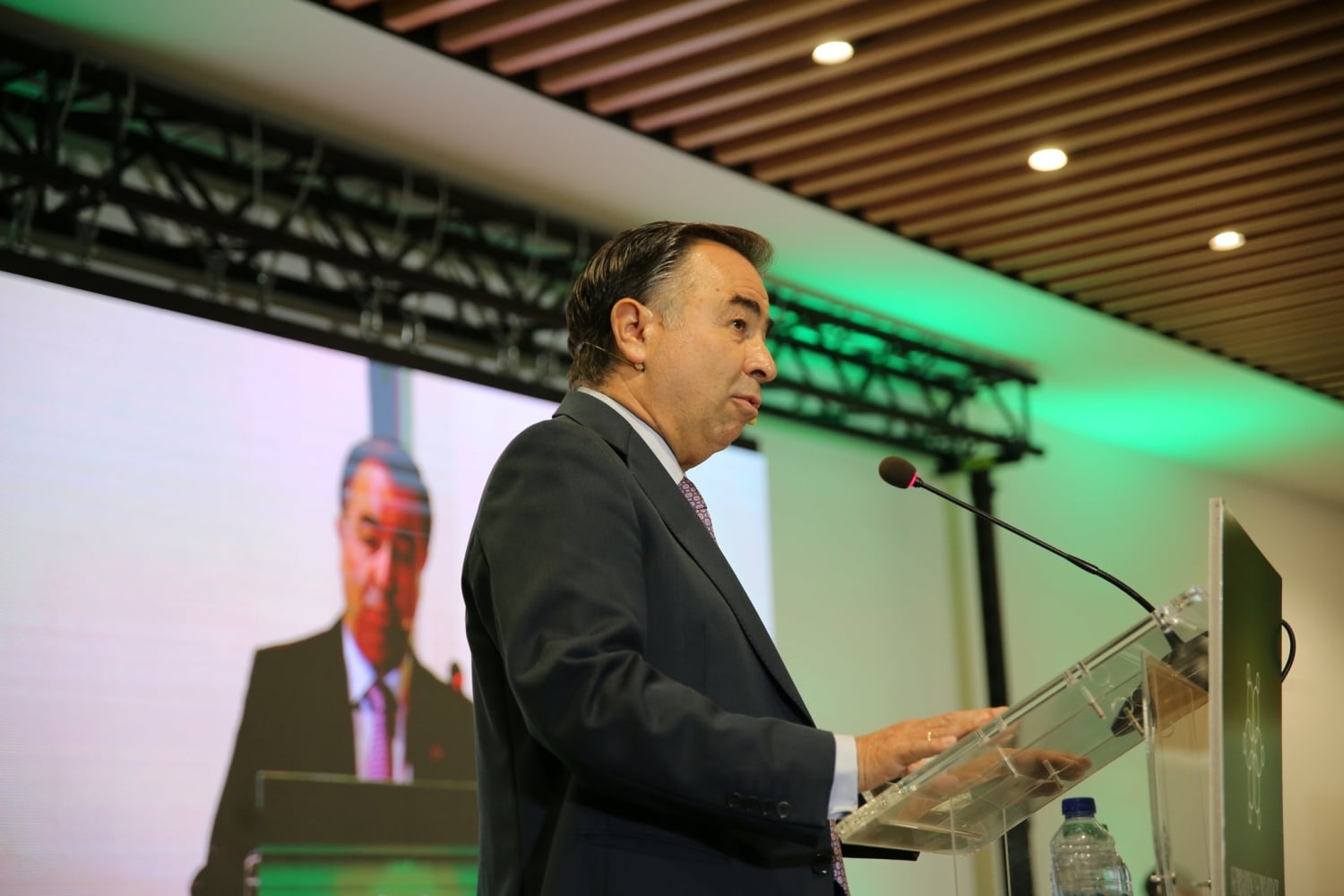 ElPenitente's tweet card. Una jornada histórica marcada por la alta participación y tres proyectos muy diferenciados. La Hermandad de la Macarena vivió anoche una de las elecciones más concurridas y ...