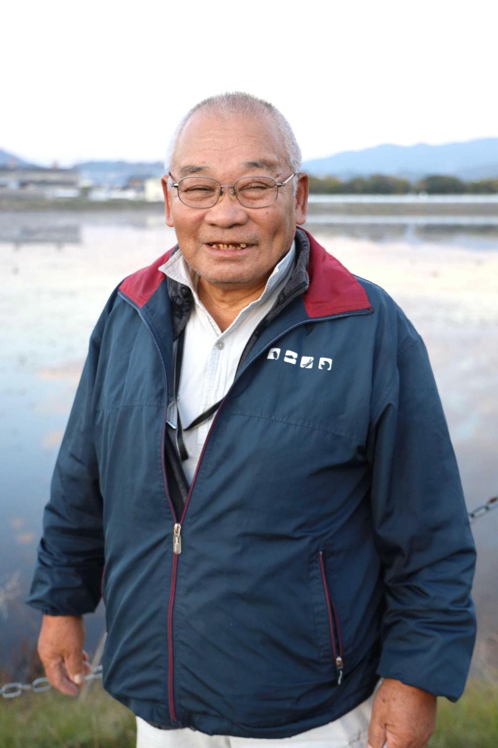 toban_kobenp's tweet card. 　幼少期、ため池に生息する魚やエビを捕って食べるのが楽しみだった。池の水を抜いて点検する「かいぼり」では、モロコやフナが捕れ、池のほとりで調理して食べるのが当たり前だった。