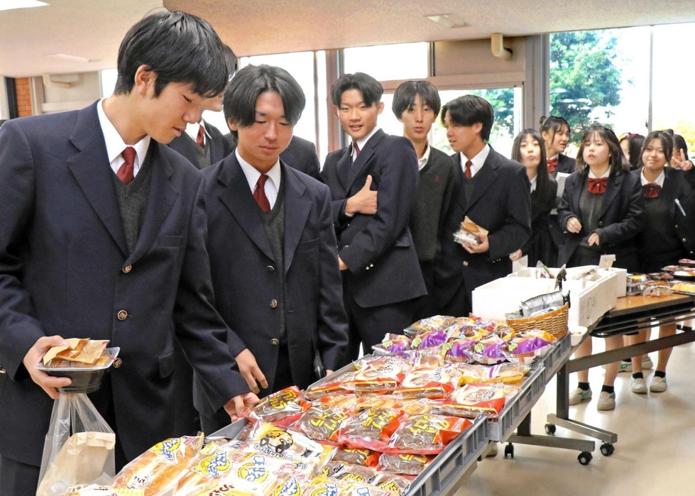 toban_kobenp's tweet card. 　約１年前に業者が撤退し、食堂がない状態の加古川南高校（加古川市加古川町友沢）で、すぐ近くの食品スーパー「マックスバリュ友沢店」が昼休みに食料品や飲み物を販売している。次の業者が決まらず困っていた学校と、売り上げ増や地域貢献を目指す店側の思いが一致し、校内販売が実現。弁当や菓子パンなど品揃えが多彩なことから、生徒たちにも好評という。（中川　恵）