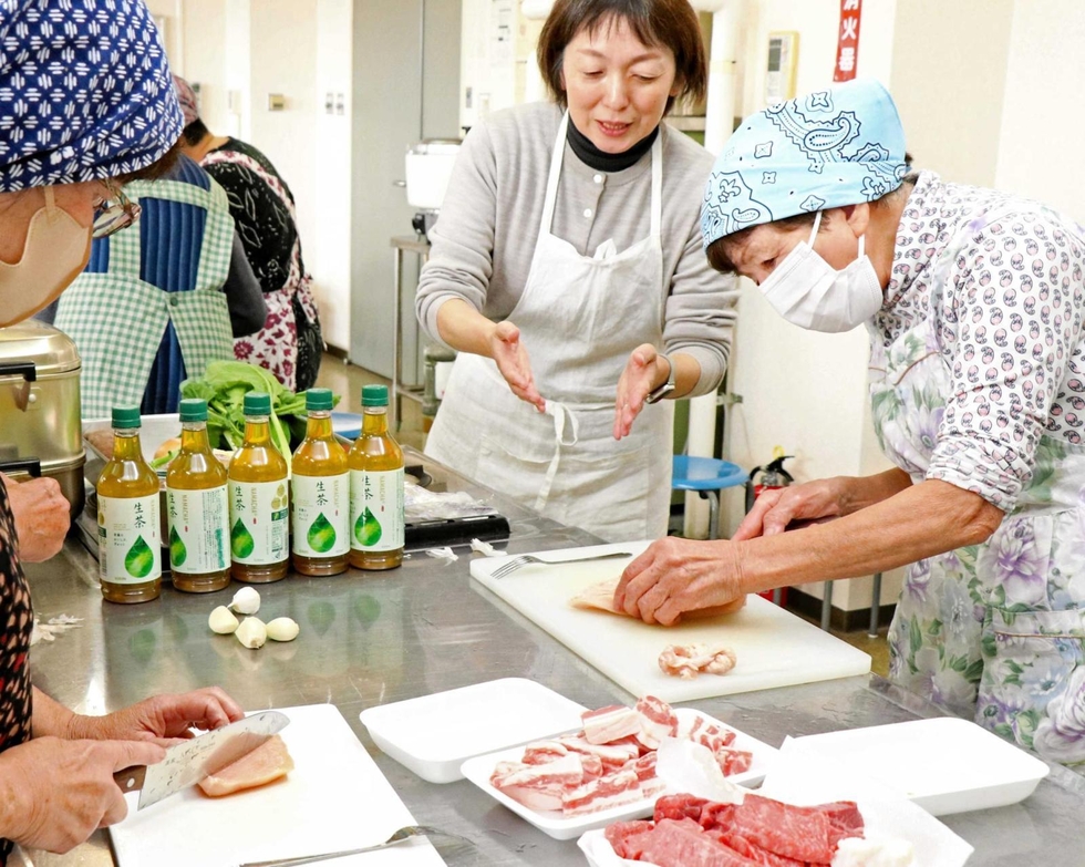 toban_kobenp's tweet card. 　消費者に肉について知ってもらおうと、県食肉生活衛生同業組合が１１月２７日、高砂市米田町米田の米田地域交流センターで「お肉調理の安全安心等講習会」を開いた。近隣住民ら約２０人が参加。同市伊保東で薬膳料理店を営む宮地由美子さん（５２）から調理を、県食肉衛生検査センター職員から食肉の衛生管理を学んだ。