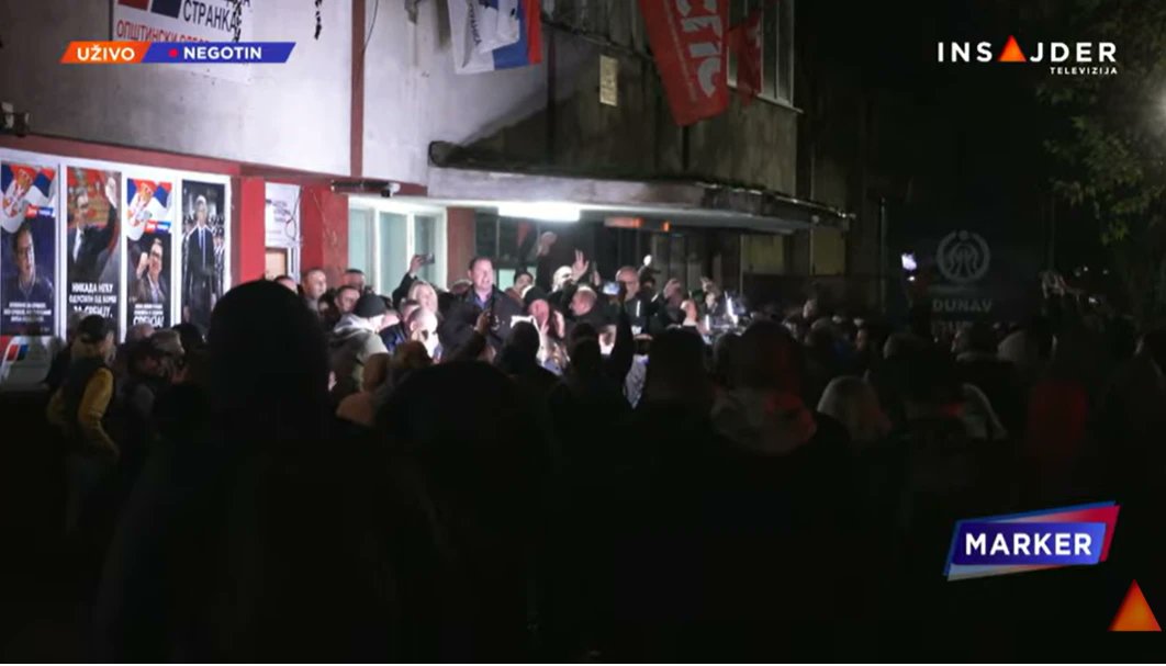 Insajder_net's tweet card. Novinarka portala Mašina napadnuta je večeras ispred štaba SNS u Negotinu jer je snimala okupljene svojim telefonom, javila je reporterka Insajdera Nevena Cvijović.